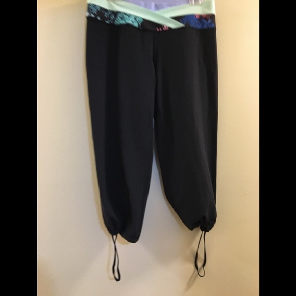 11. LULULEMON Dharana Black Petal POP Crop - Picture 13 of 15